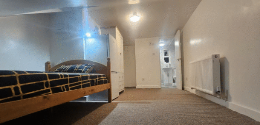 🌟 Beautiful Ensuite Double Room Available – ME5 7BJ 🌟