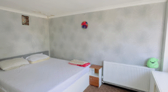 Double Room with Private Balcony – CR4 1XB | £900 PCM – All Bills Included