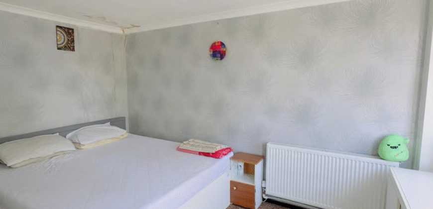 Double Room with Private Balcony – CR4 1XB | £900 PCM – All Bills Included