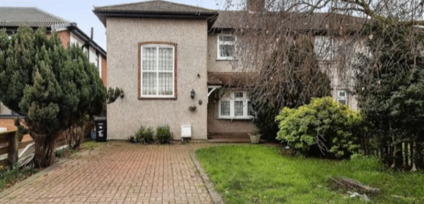 3-Bedroom Fully Furnished Home – IG6 2LW – £2,400 PCM