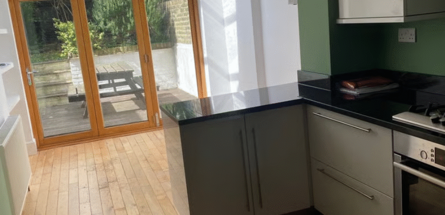 3-Bedroom Flat Available – SW4 0LY £3,500 per month