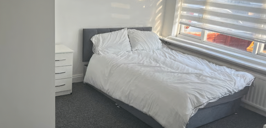 En-Suite Room is available for Rent in a 6-bedroom House – Richmond Avenue, Hillington, UB10 9BQ