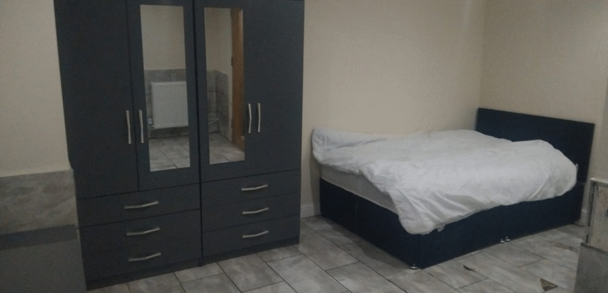 3-Bedroom Flat is available for Rent in Blackburn Road, Bolton, BL1 7AJ