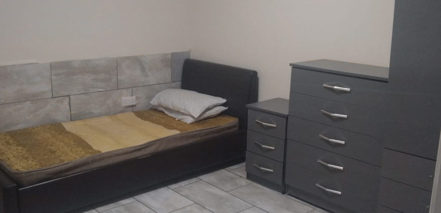 3-Bedroom Flat is available for Rent in Blackburn Road, Bolton, BL1 7AJ