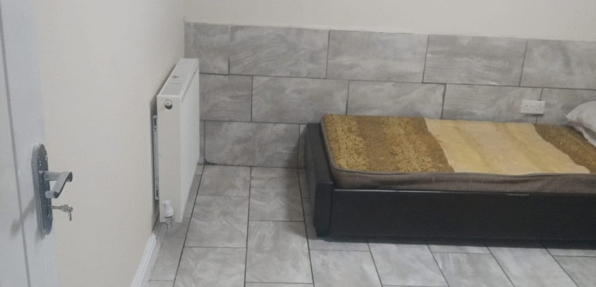 3-Bedroom Flat is available for Rent in Blackburn Road, Bolton, BL1 7AJ