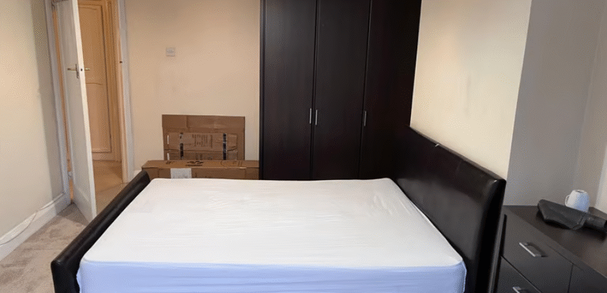 Fully Furnished Double Bedroom Available – Roding Lane South, Ilford (IG4 5PF)