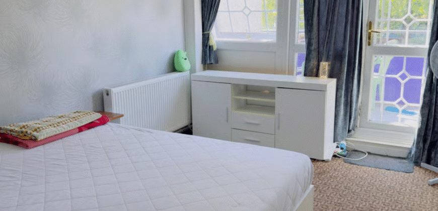 Double Room with Private Balcony – CR4 1XB | £900 PCM – All Bills Included