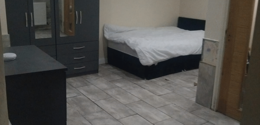3-Bedroom Flat is available for Rent in Blackburn Road, Bolton, BL1 7AJ