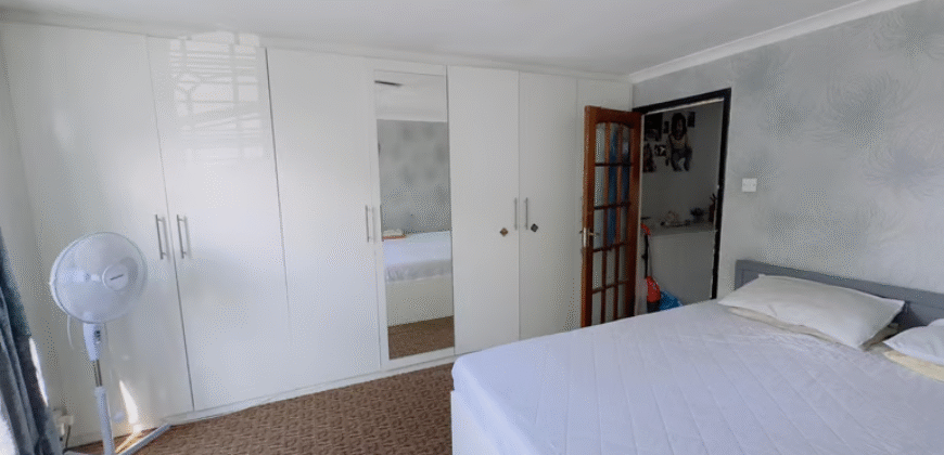 Double Room with Private Balcony – CR4 1XB | £900 PCM – All Bills Included