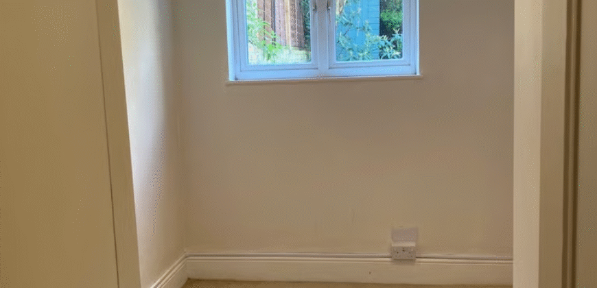 3-Bedroom Flat Available – SW4 0LY £3,500 per month
