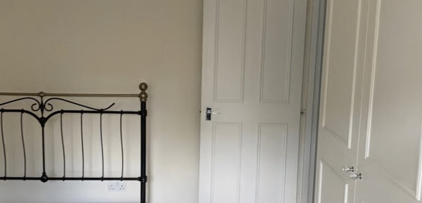 3-Bedroom Flat Available – SW4 0LY £3,500 per month