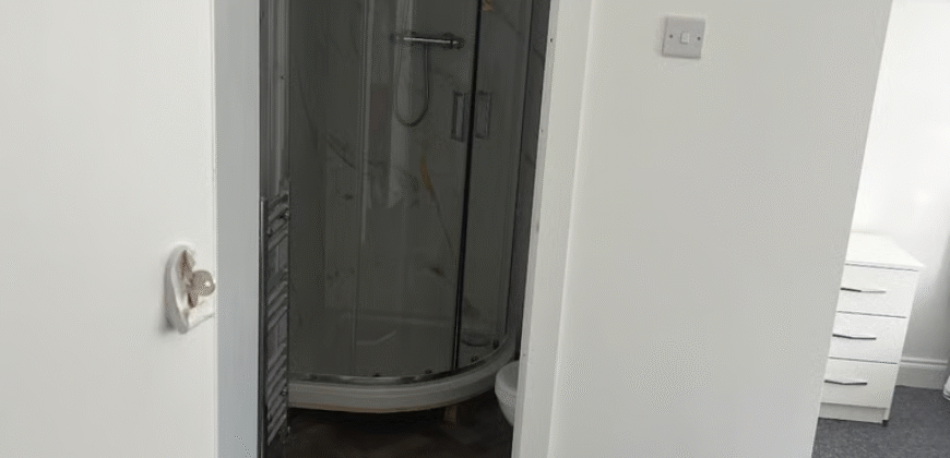 En-Suite Room is available for Rent in a 6-bedroom House – Richmond Avenue, Hillington, UB10 9BQ
