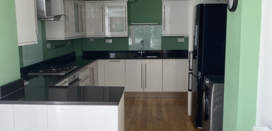 3-Bedroom Flat Available – SW4 0LY £3,500 per month