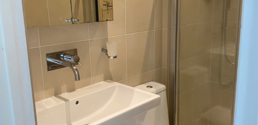 3-Bedroom Flat Available – SW4 0LY £3,500 per month