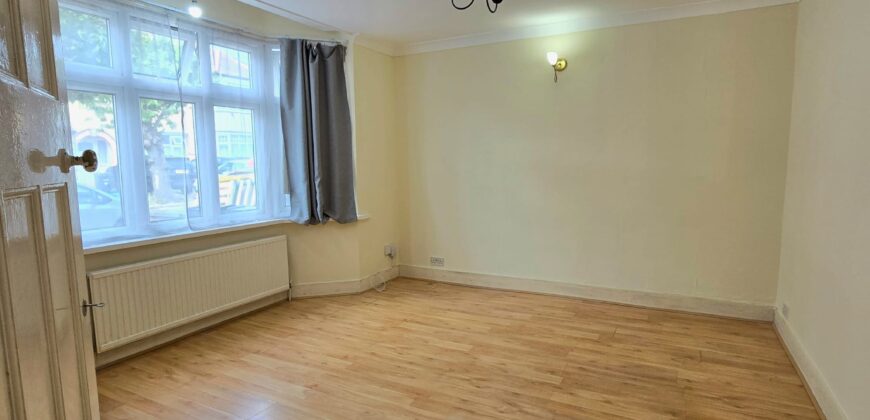 1-Bedroom Flat to Rent – IG2 7RR – £1,400 PCM