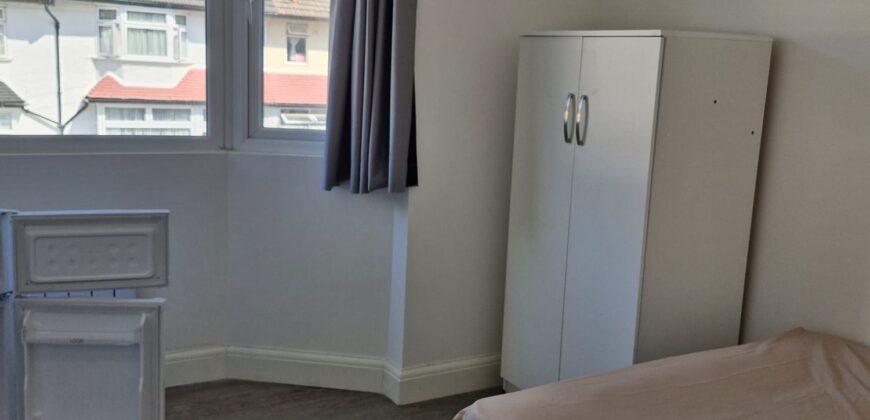Studio Room to Rent – CR4 2LW  £1,400 per month