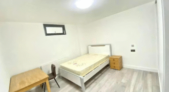 🏡 Spacious Double Room Available in 5-Bedroom House – With Private Bathroom