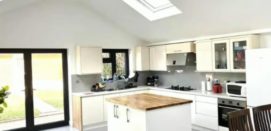 🏡 Spacious Double Room Available in 5-Bedroom House – With Private Bathroom