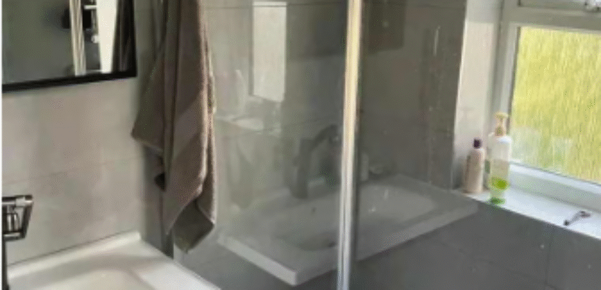 🏡 Spacious Double Room Available in 5-Bedroom House – With Private Bathroom