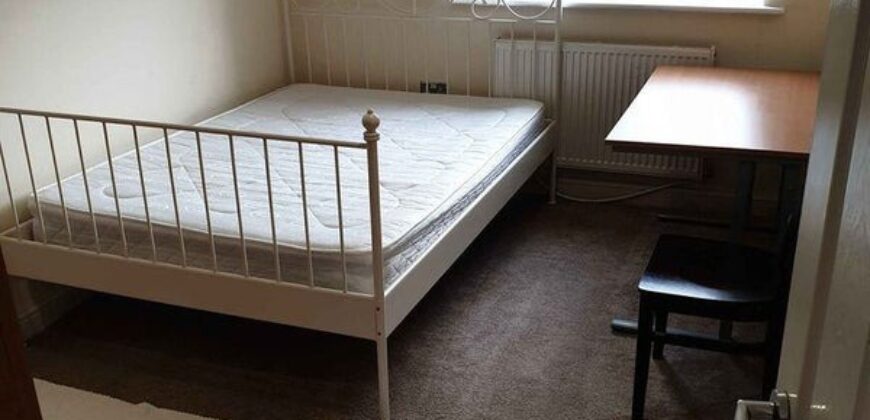 double room available in a well-maintained 3-bedroom house. Perfect for a single professional or a couple.