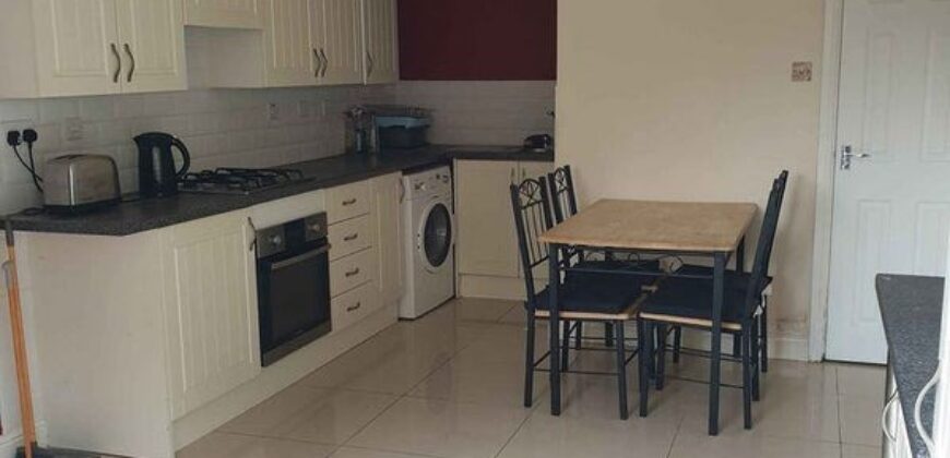 double room available in a well-maintained 3-bedroom house. Perfect for a single professional or a couple.
