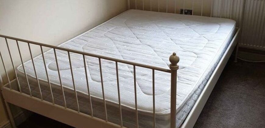 double room available in a well-maintained 3-bedroom house. Perfect for a single professional or a couple.