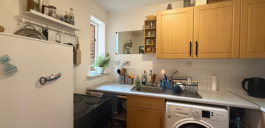 Double Room Available – N17 8HB £800 rent per month Double Room Available – N17 8HB £800 rent per month