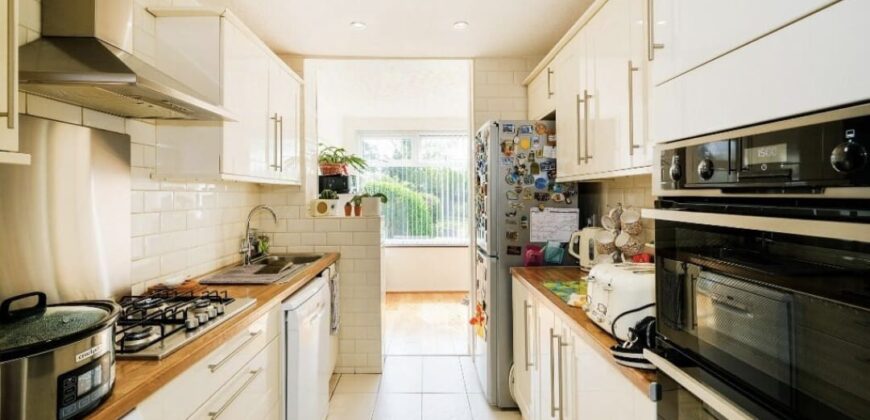 3 Bedroom House Available – IG2 7RP £2,800 per month 3 Bedroom House Available – IG2 7RP £2,800 per month