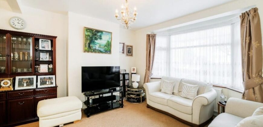 3 Bedroom House Available – IG2 7RP £2,800 per month 3 Bedroom House Available – IG2 7RP £2,800 per month