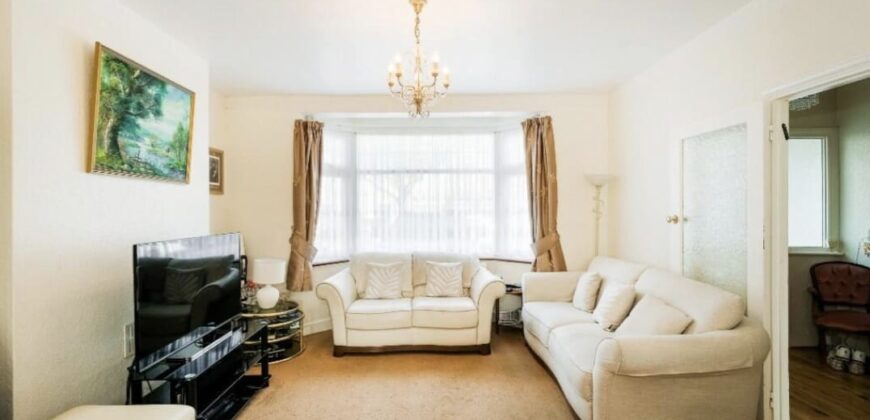 3 Bedroom House Available – IG2 7RP £2,800 per month 3 Bedroom House Available – IG2 7RP £2,800 per month